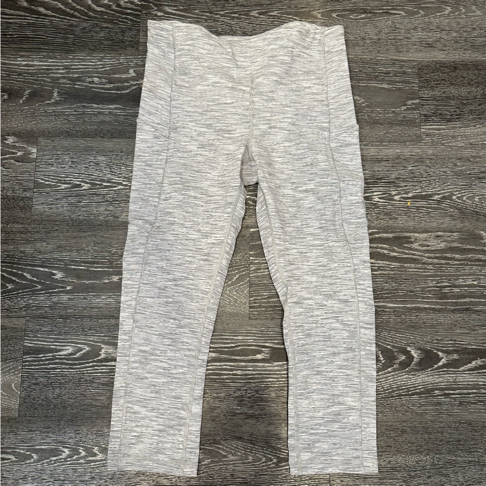 EUC lululemon speed up crop size 8